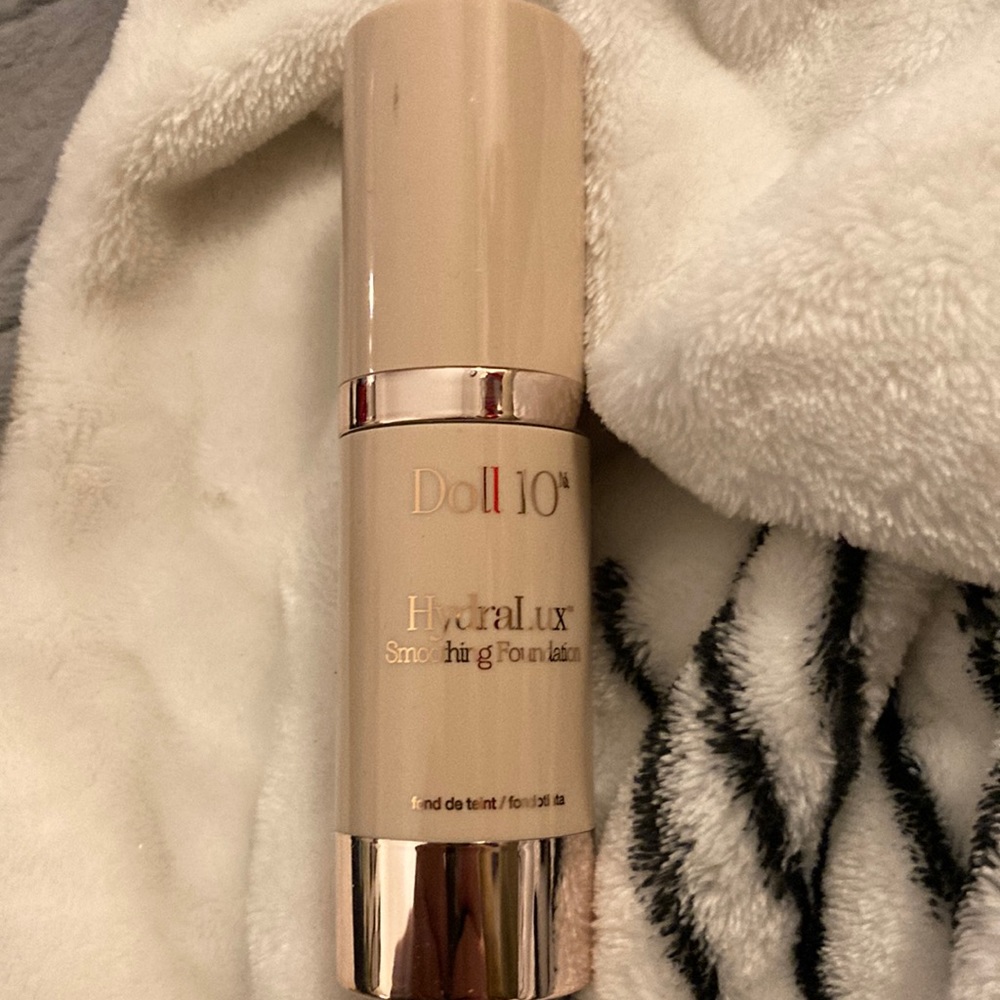 Doll 10 Hydralux smoothing foundation